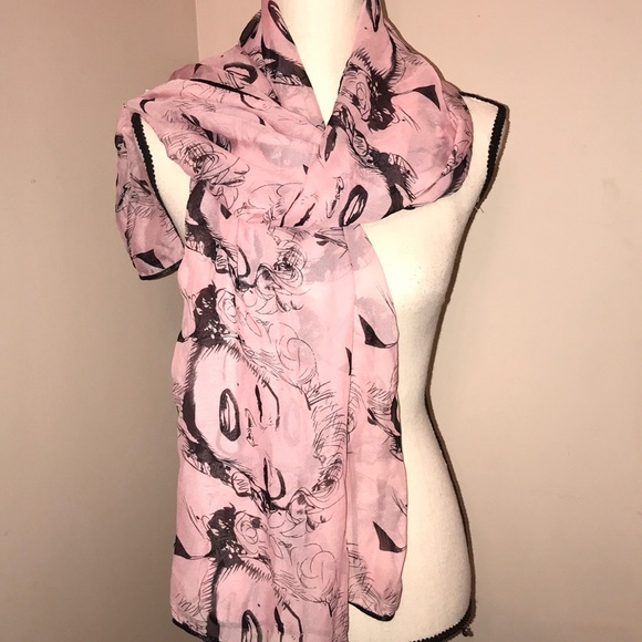 Accessories - 🌺 NWOT, Gorgeous light pink and black scarf.